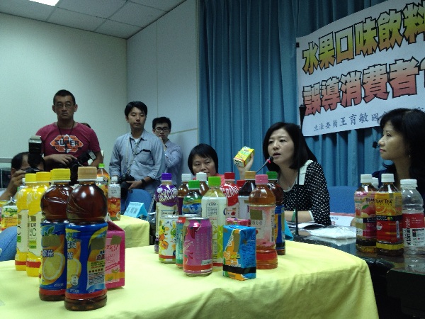 國民黨立法委員王育敏今（12）日上午召開記者會，質疑果汁含量10%以下的水果口味飲料缺乏標示規範，造成消費者難以判讀產品是否含有果汁，她要求衛生署食品藥物管理局以行政命令要求業者改善。圖：黃彥瑄/攝
