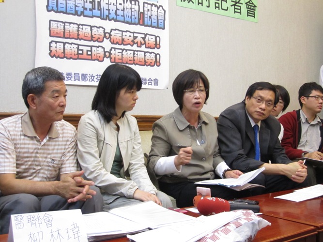 國民黨籍立委鄭汝芬(中)19日偕同醫學生社團召開記者會，呼籲衛生署、勞委會將實習醫師納入勞基法保障。  圖片：沈朋達/攝