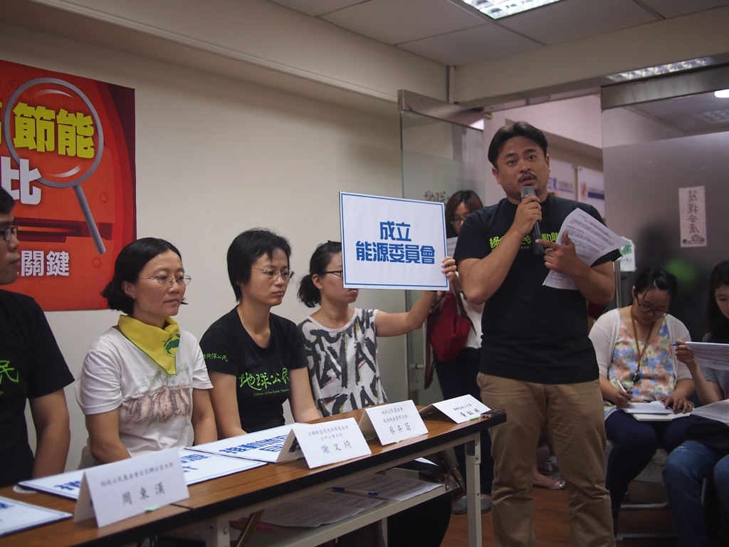 綠色公民行動聯盟秘書長洪申傑解說評比指標。圖:何星瑩/攝
