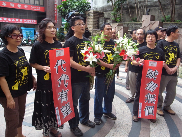 勞委會主委王如玄昨（26）日為基本工資案不如預期閃辭，全國教師工會總聯合會幹部今（27）日下午前往勞委會獻花致意，要給王如玄加油打氣。圖：楊宗興/攝