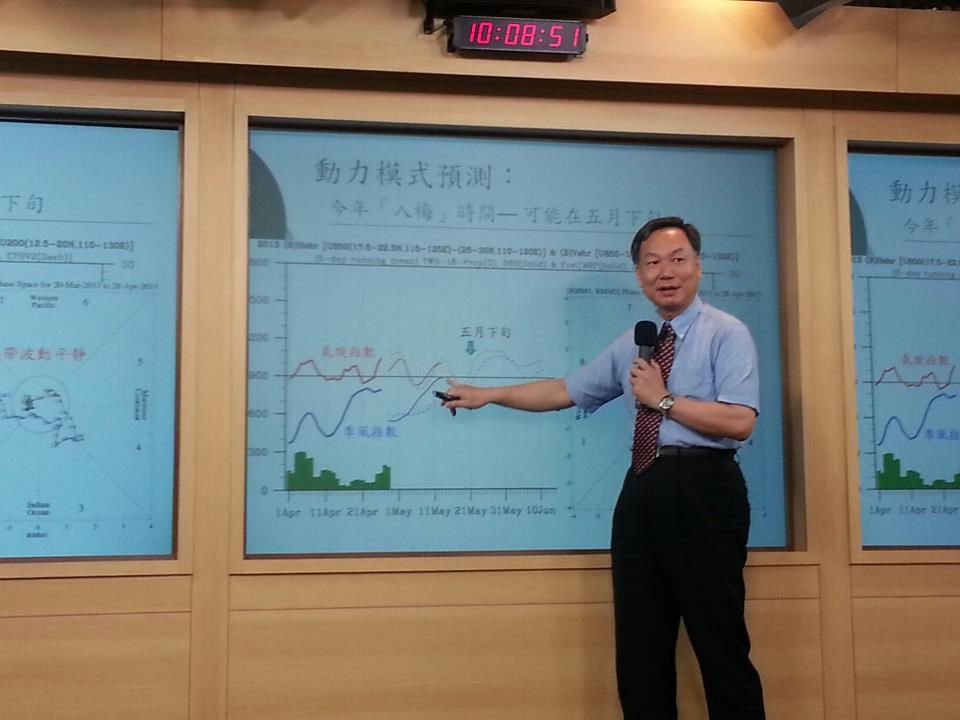 中央氣象局氣象預報中心主任鄭明典今（30）日指出，今年梅雨季降雨量預測可能為「正常至偏少」，氣溫則是「正常至偏高」。圖：陳沛佑/攝