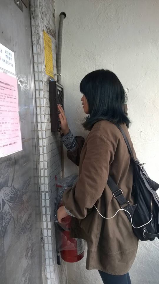 割闌尾志工「按電鈴部隊」到南港區按電鈴，提醒民眾出來投票。圖：割闌尾團隊提供
