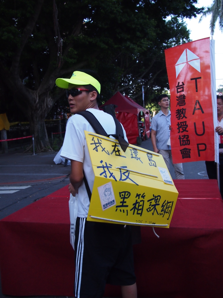 反課綱環島計畫中，會前往各地方政府宣傳反課綱訴求，同時也準備板子，供聲援反課綱民眾簽名。圖:何星瑩/攝