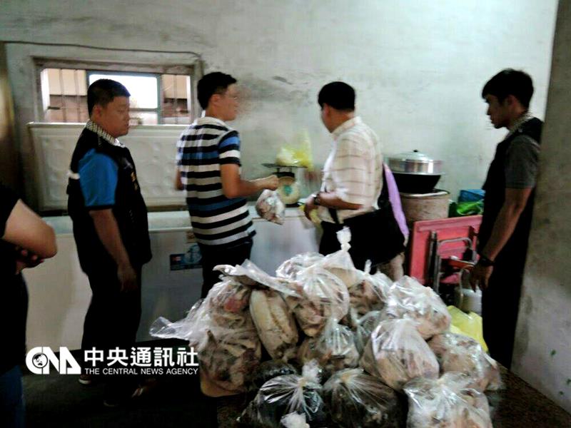 食藥署12日指出，有不肖業者回收高雄市好市多等地的廚餘，再另外販售給下游的早餐店、便當店。圖：中央社