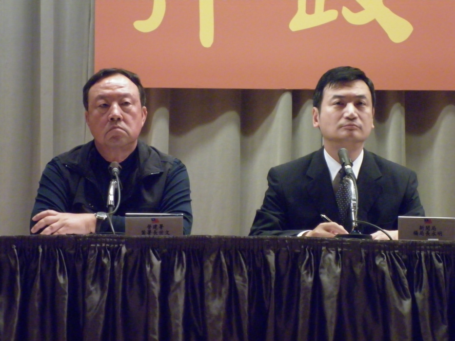行政院院會22日通過「住宅法」草案，對於住宅補貼、社會住宅、居住品質、住宅市場及防制住宅歧視等面向，有明確規範。圖為內政部營建署長葉世文(圖右)在院會後記者會說明。圖片：謝莉慧/攝