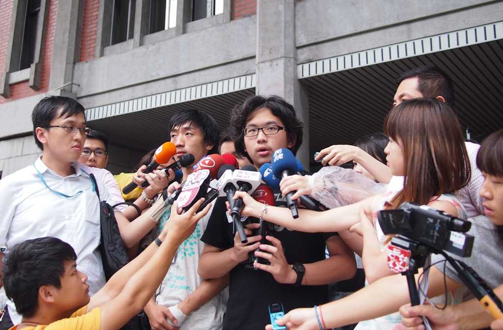 針對北高盟學生總召朱震3人於5日下午發表退出決策聲明，反課綱學生代表陳建勳表示，理解且肯定，但這場反課綱運動不會因此受到影響。圖:何星瑩/攝