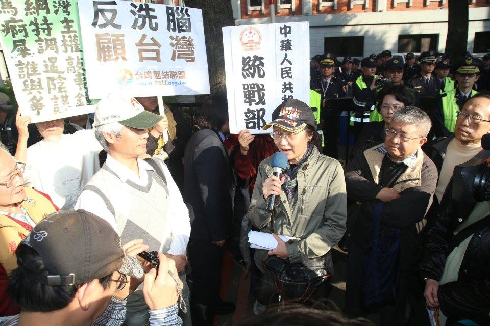 日前台大歷史系教授周婉窈今日於教育部門口向聲援民眾表示，課綱「微調」卻調整了台灣史課綱近4成字數。今天則有更多文史系所師生發起連署抗議聲明。圖：新頭殼資料照