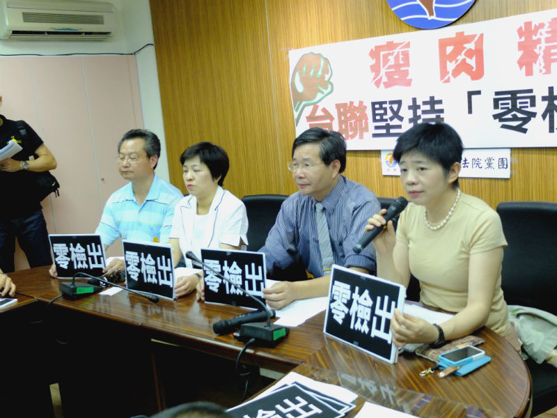 台聯黨今天與養豬協會理事長等人，再次重申堅持瘦肉精零檢出的立場。圖：翁嫆琄/攝。