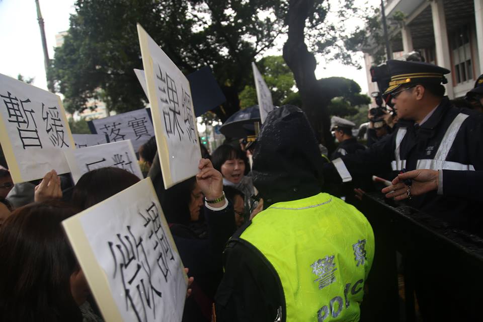 老師們高喊「部長，部長」，要教育部長蔣偉寧出面，但蔣始終未出面。圖2之2：林雨佑/攝