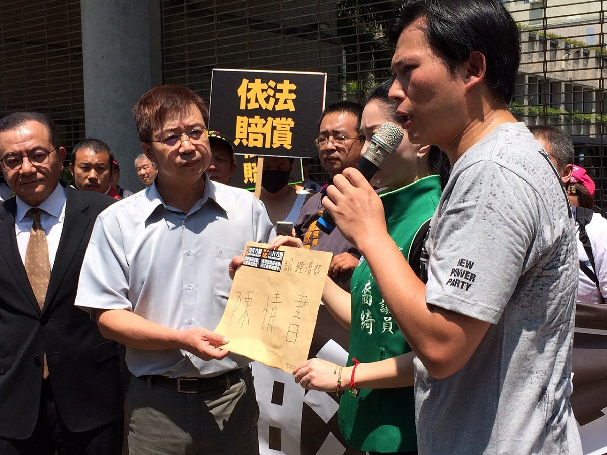 水利署第十河川局局長陳順天12日出面接下陳情信。圖：符芳碩/攝