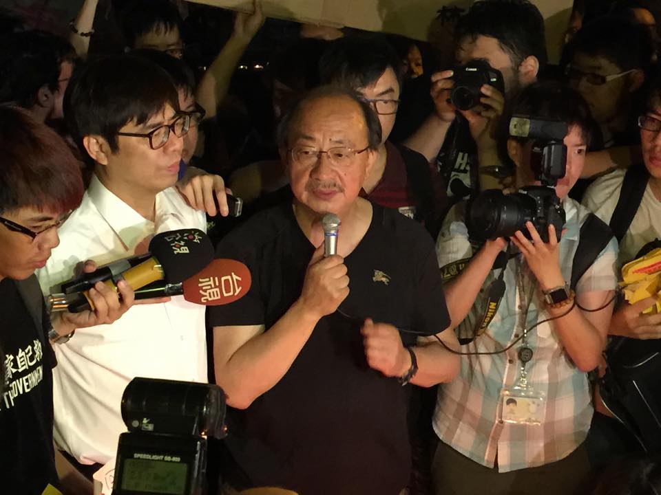 民進黨團總召柯建銘30日晚間回應反課綱學生的訴求，同意召開臨時會，並連署退回違回課綱。圖：劉奕霆/攝