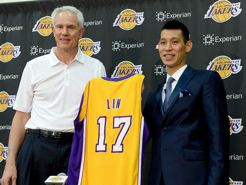 NBA台裔好手林書豪正式加盟洛杉磯湖人隊，並穿回熟悉的17號球衣。圖片來源：達志影像/路透社。