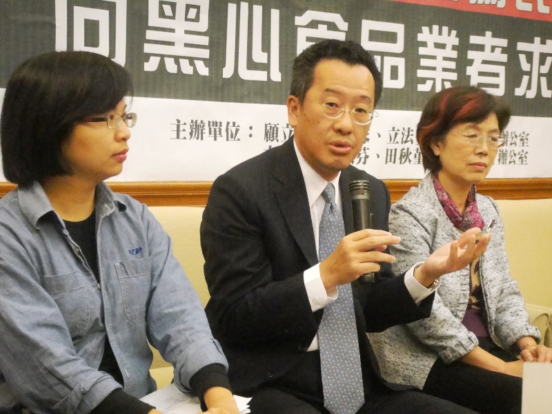 律師顧立雄今（25）日會同民進黨立委林淑芬、尤美女、田秋堇、劉建國，在記者會上公布《食品衛生管理法》的修法草案。圖：王立柔/攝