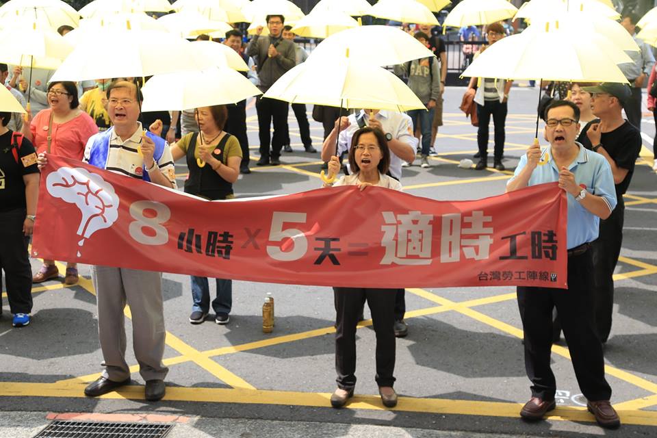 勞團高舉布條，要求立法院立即通過縮短工時法案。圖：林雨佑/攝