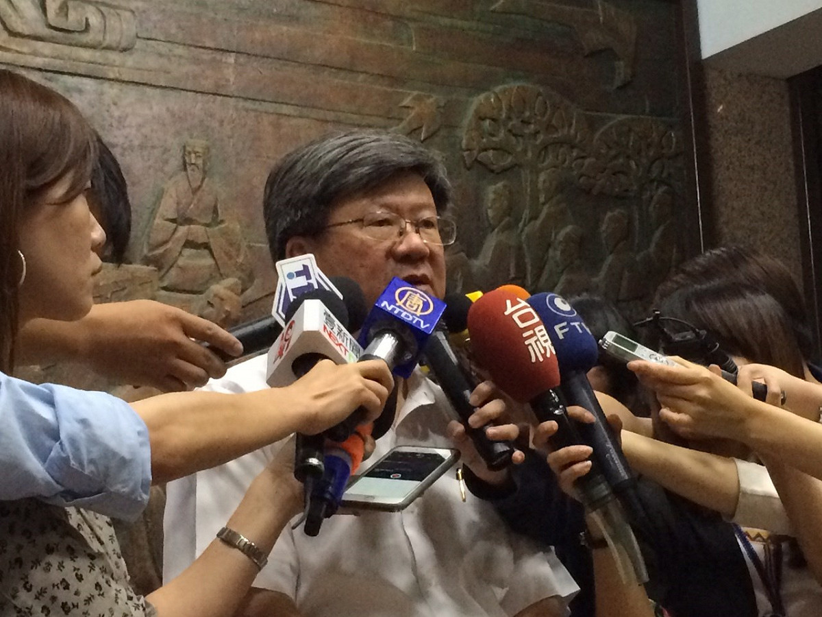 教育部長吳思華表示，願意對微調課綱所引起的所有爭議「負完全責任」。圖：符芳碩/攝