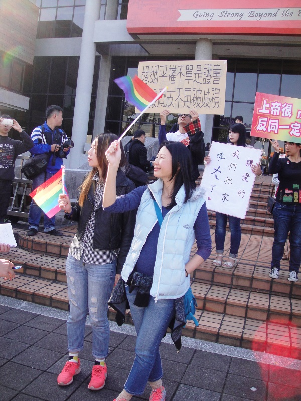 已懷孕的演員丁寧（右）手舉彩虹旗，到場聲援同志婚姻。圖4之3：王立柔/攝