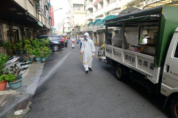 指揮中心26日指出，台南市登革熱病例已連續5週下降，但高雄市仍處於高峰期。圖：台南市政府提供