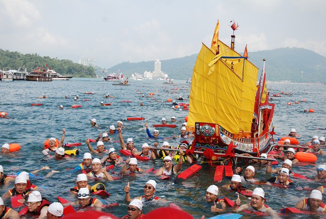 新港媽祖在鐵衛隊護航下，16日泳渡日月潭。圖：南投縣政府提供