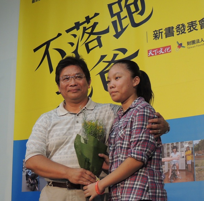 天下文化與財團法人罕病基金會於今（2）日下午舉辦《不落跑老爸》新書發表會，分享10位罕病兒的爸爸（罕爸）照護故事，並安排孩子獻花感謝自己的父親。圖為罕爸歐陽東麟和罹患血小板無力症的小女兒岑亮。圖：林怡嫺/攝