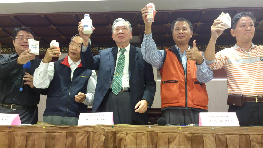 酪農協會理事長、乳業協會、乳品工業同業公會代表今(26)日在記者會大口喝下鮮乳，證明國產牛乳安全無虞。圖：翁嫆琄/攝。