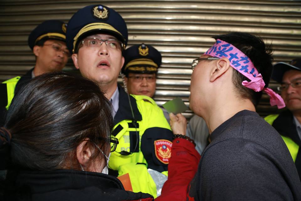 RCA員工黃春窈（左）更拿出她的中度身障人士證件，不斷大喊，要警察讓她進去旁聽，但最後仍被擋下。圖：林雨佑/攝