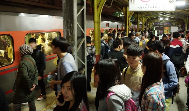 台鐵2月28日故障造成大誤點，沿途車站擠滿乘客。圖：中央社資料照片