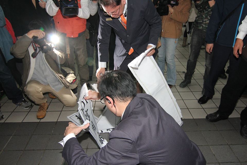 收費員記者會一結束，高鐵工作人員立刻上前把封條都撕除。圖3之3：林雨佑/攝