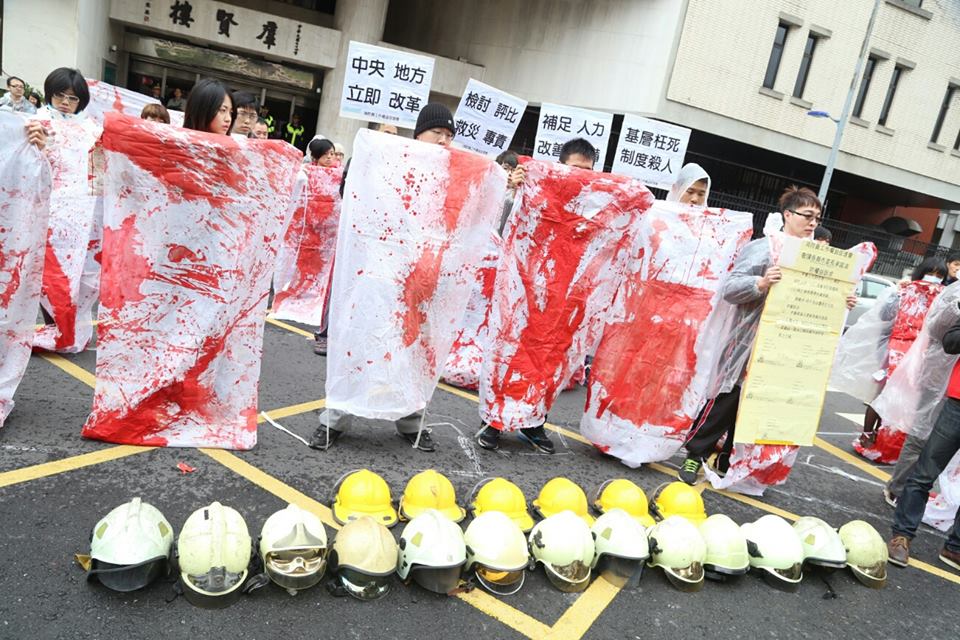 消防員工作權益促進會在立法院群賢樓前擺出19頂消防員安全帽，象徵2年內殉職的消防員。圖2之2：林雨佑/攝