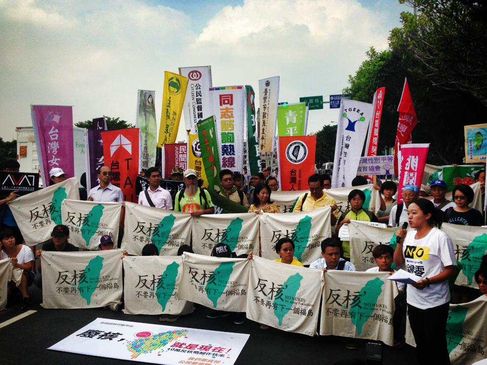 雖然10月10日是國慶日，多個環保團體一早就準備到立法院升反核旗！ 圖:張宏林/攝