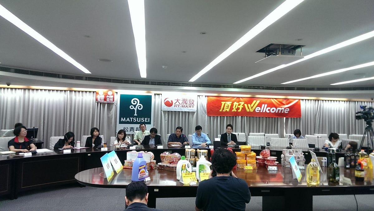 行政院消費者保護處於今(27)日上午舉行記者會，宣布包括家樂福、大潤發、愛買、松青、惠康(頂好)、好市多、台糖、全聯等8大賣場於商品標示價格上，將相同種類商品標示「單位定價」，以利消費者直接比價。圖：莊崇暉/攝