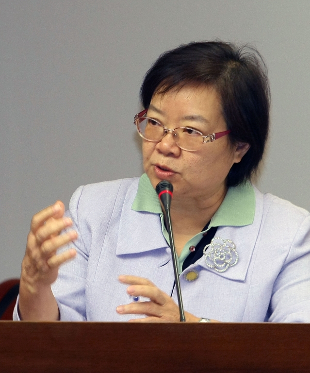 食藥署長姜郁美(圖)今(25)天說，雖然進口商違法改標，但產品沒驗出輻射，所以「我敢吃來自日本福島等輻射5縣市的森永牛奶糖！」圖：中央社資料照片