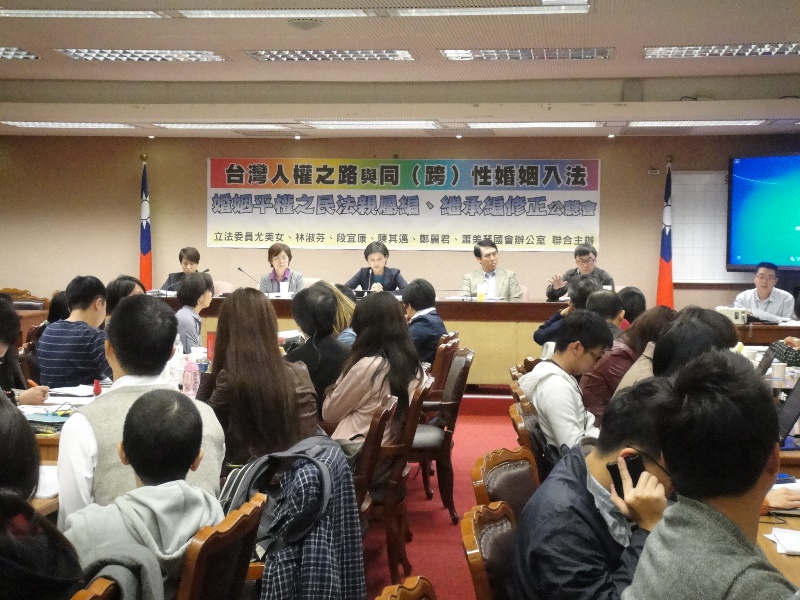 朝野立委今（19）日下午舉辦「同、跨性婚姻入法」公聽會，超過百人參加，支持和反對的聲音齊放長達4小時。圖：王立柔/攝