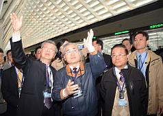 行政院長陳冲（左）18日視察桃園國際機場第1航廈改善工程專案計劃。圖片來源：中央社