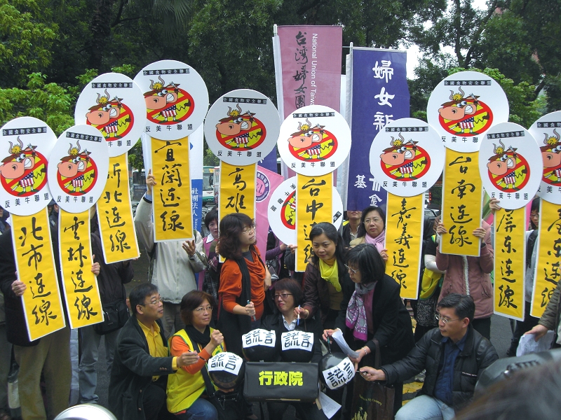 反美牛聯盟今日集結全台10縣市民間團體組成「全國食物安全聯盟」，並上演「戳破行政院的謊言」行動劇，抗議政府不正視人民健康。圖片：翁嫆琄/攝。