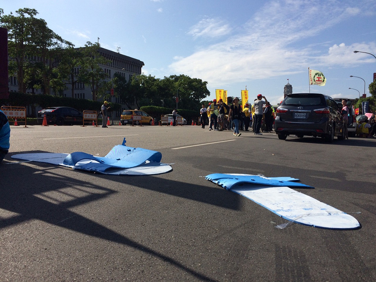 秋鬥主辦單位準備了「藍白拖」道具，高喊「讓大家用力的把它踩爛！」代表唾棄國民黨的心聲。圖：楊淳卉/攝