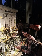 前台大已故校長傅斯年26日冥誕，台大學生舉行追思活動，並譴責日前警方強制驅離群眾的行動，也呼籲警民能和平相處。圖：中央社