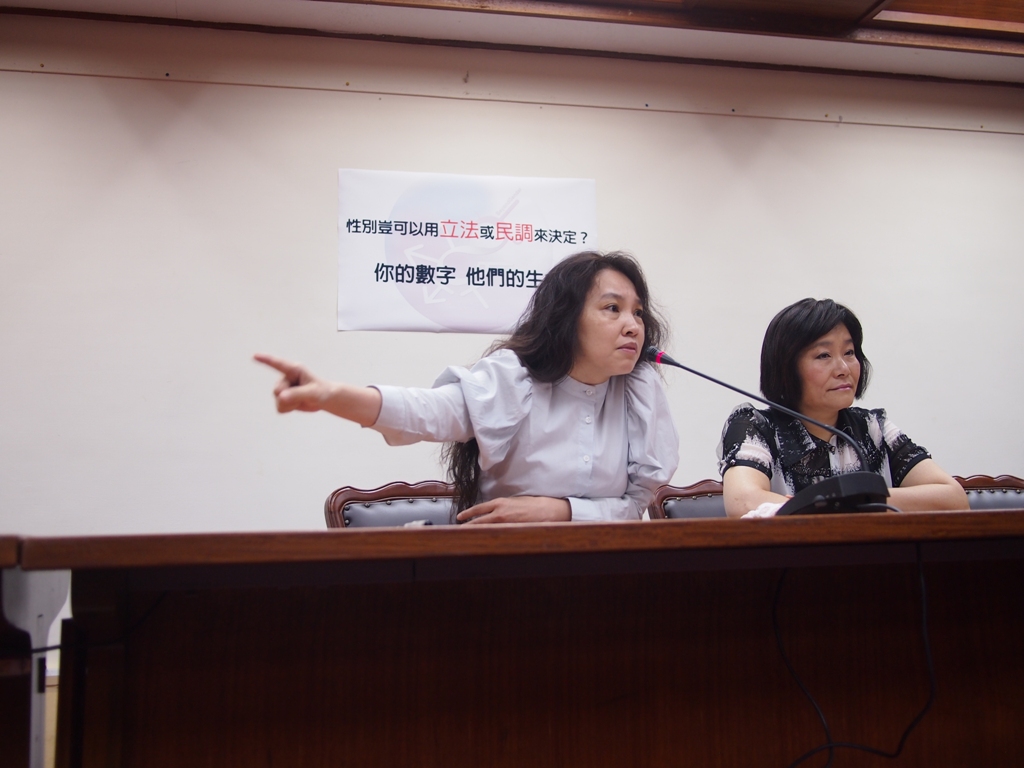 施明德文化基金會董事長陳嘉君，呼籲內政部勿以民調為藉口拖延，應盡速修正「性別變更登記」行政命令中「變更性別必須進行外科手術」的規定。圖:何星瑩/攝