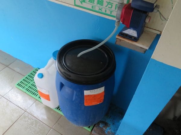 高市甫洲米食工廠在白飯中加入「VN-151」和「VN-103」的保鮮劑，提供給不少學校的營養午餐、公司團膳等。圖：高市衛生局提供