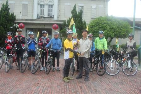 「忘年勇士團」從宜蘭酒廠授旗出發，透過單車低碳旅遊的方式，將在今天完成到全台各所社區大學遞送今年5月25日在宜蘭舉辦的社區大學全國研討會邀請卡的壯舉。圖片來源:社區大學全促會提供