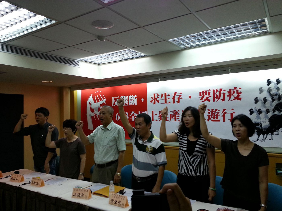全台養雞協會串聯613萬人上街頭，抗議農委會未有配套措施即推行全面禁宰活雞，影響人民生計。圖：陳沛佑/攝