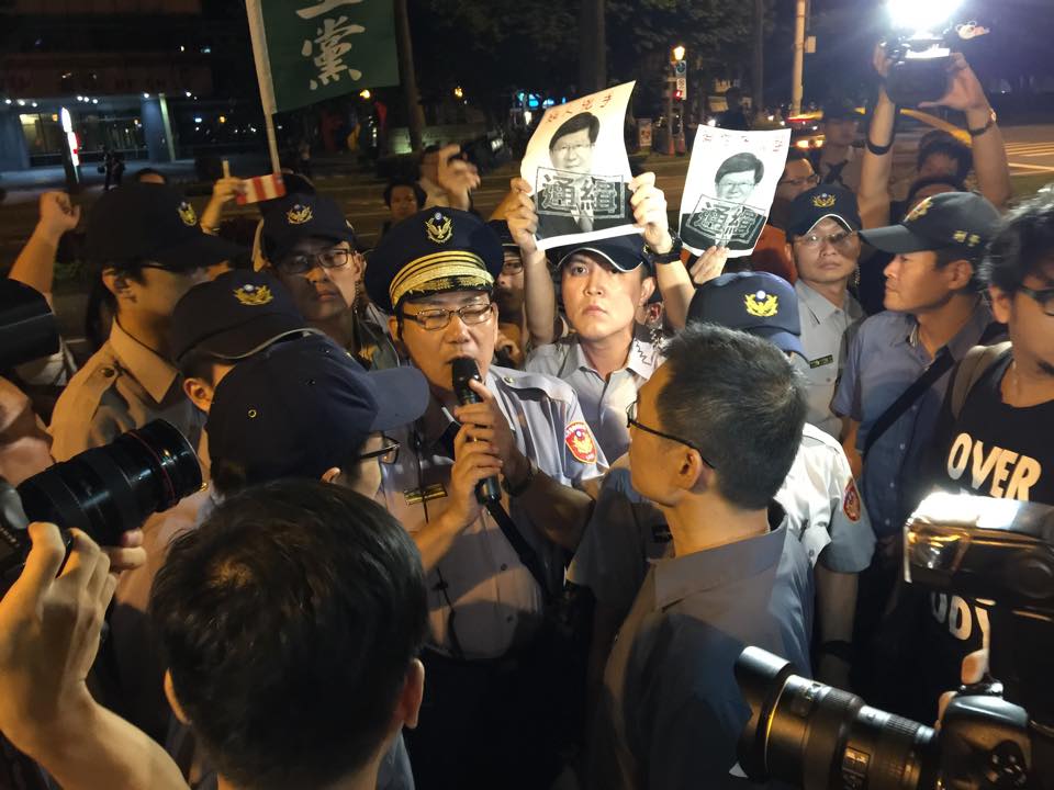北市中正一分局長張奇文在10點15分左右帶著警力抵達立法院，引起民眾群情激憤，不過雙方並未發生肢體衝突。圖：劉奕霆/攝