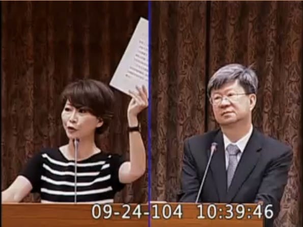 民進黨立委陳亭妃24日質詢時，批評教育部不但未讓學生推薦課審委員，事後也不公開委員名單，是欺騙學生、敷衍立法院。吳思華則態度強硬要求陳收回該言論。圖：翻攝立院ivod系統