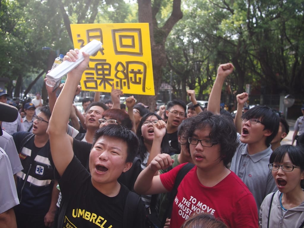 不滿意國教署的回應，學生誓言將升級行動、繼續抗爭。圖:何星瑩/攝