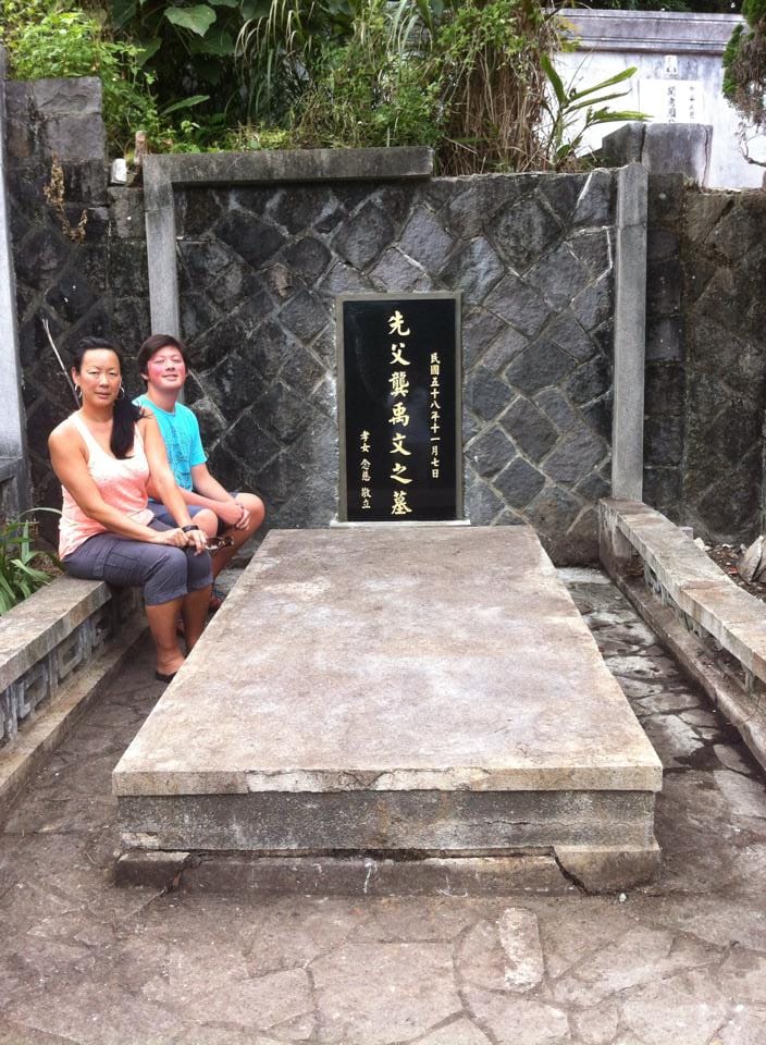 karan再度上山和父親的「新厝」合影，讓整件尋親記功德圓滿的完成。圖：羅碧霞/攝