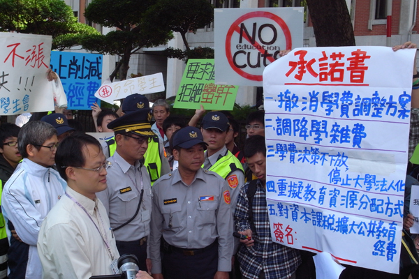 教育部原本預定今（7）日在台北舉行的公聽會，因學生醞釀抗議而在昨（6）日臨時取消，不過學生團體今天上午仍前往教育部抗議，要求教育部撤回漲價方案。圖：楊宗興/攝