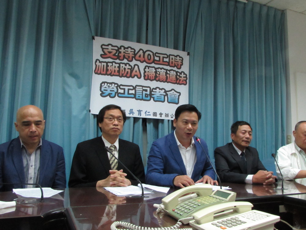 國民黨立委吳育仁30日召開記者會，呼籲勞動部專案勞動檢查，掃蕩壞雇主。圖：邱珮文/攝
