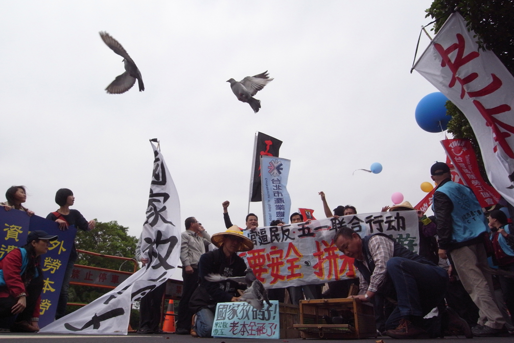 勞工團體在凱道放出50隻鴿子，並放出無數掛滿訴求的氣球，高喊「國家放鴿子，老本飛了！」等口號，呼籲政府停止目前的年金改革方案，儘速將勞工意見納入年金改革中。圖：楊宗興/攝