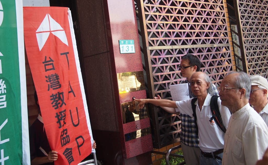 台灣永社與台灣教授協會16日上午於北檢按鈴提告前教育部長蔣偉寧，於課綱微調的審議過程中，涉犯刑法偽造文書「公務員登載不實罪」。圖:何星瑩/攝