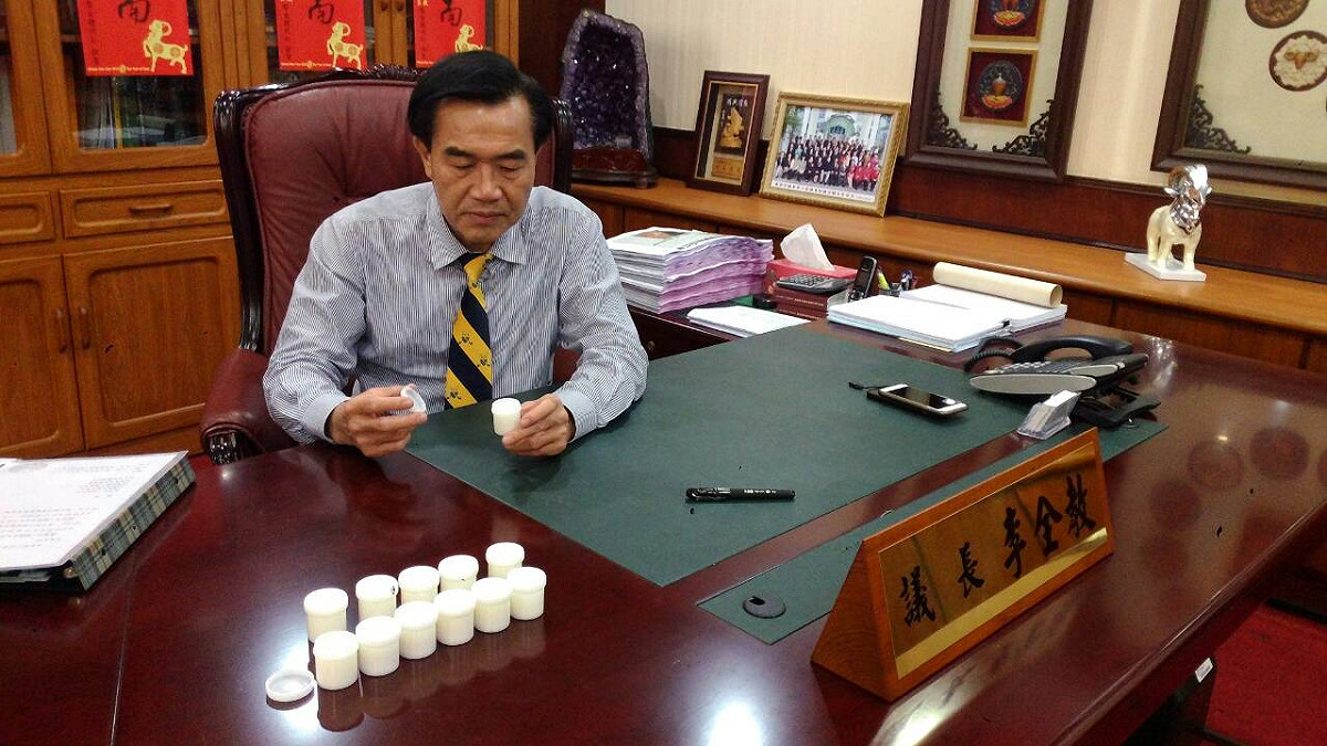 台南市議長李全教29日在臉書推薦燒燙傷藥膏，雖未說明產品、醫療院所名稱，但仍引發醫療廣告疑慮。圖：翻攝自李全教臉書
