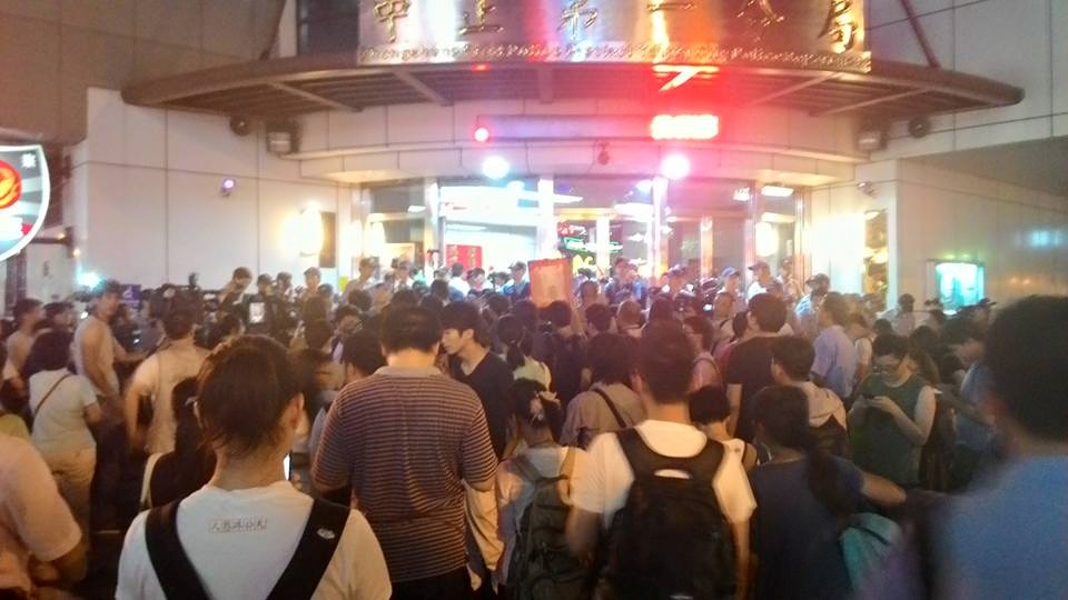 台灣勞團9日晚間號召近百人包圍中正一分局，聲援Hydis工人。圖：翻攝自韓國Hydis工人 團結•鬥爭臉書